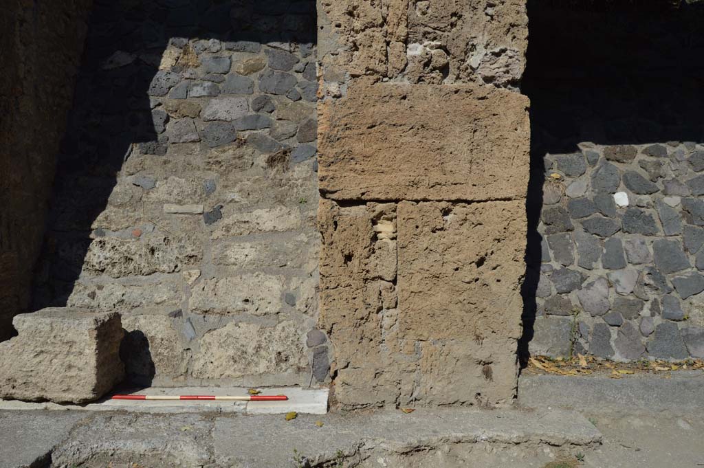 IX.13.6, on right, Pompeii. October 2017. Detail of doorway threshold, at west end, with pilaster dividing IX.13.5, on left.
Foto Taylor Lauritsen, ERC Grant 681269 DÉCOR