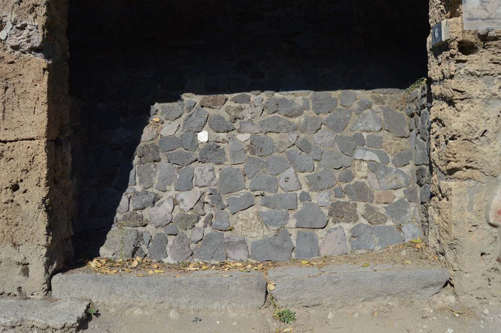 IX.13.6, on right, Pompeii. October 2017. Detail of doorway threshold.
Foto Taylor Lauritsen, ERC Grant 681269 DÉCOR.