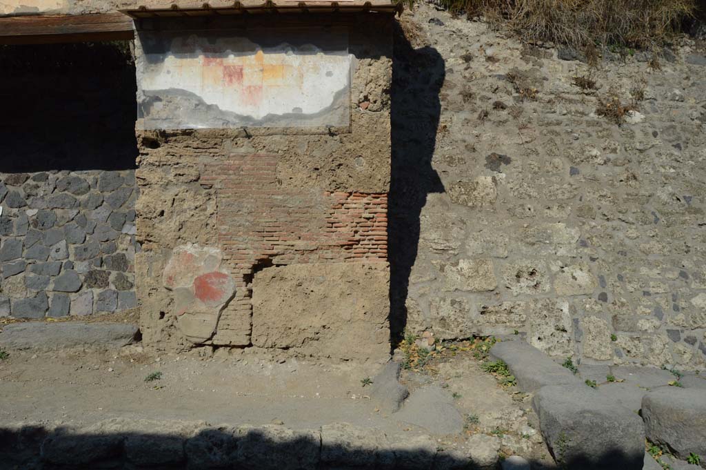 IX.13.6, on right, Pompeii. October 2017. Detail of doorway threshold, east pilaster, and end of insula with a blocked roadway, on right.
Foto Taylor Lauritsen, ERC Grant 681269 DÉCOR.