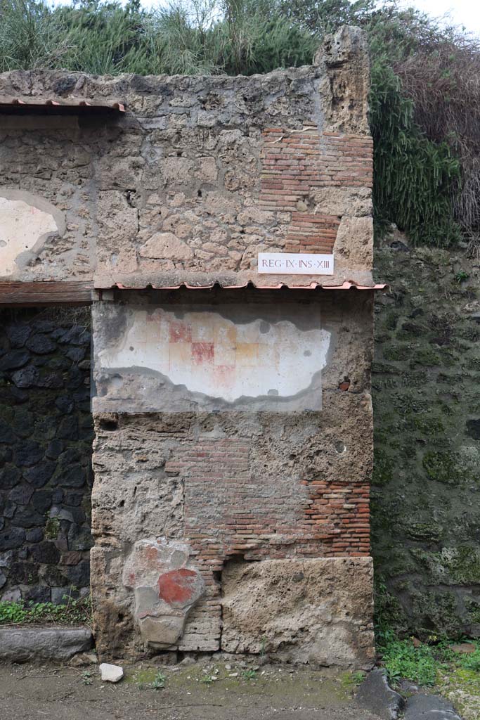 IX.13.6 Pompeii. December 2018.
Painted plaster with chessboard pattern on east side of entrance doorway. Photo courtesy of Aude Durand