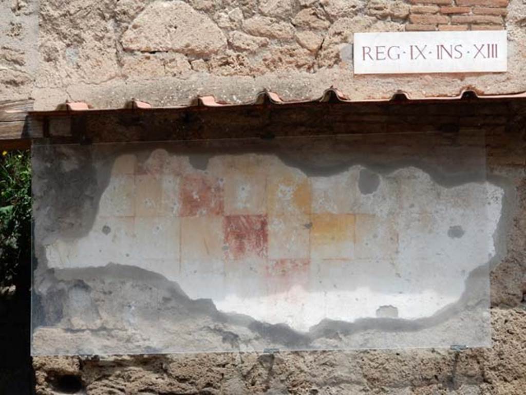 IX.13.6 Pompeii. May 2018. Painted plaster on east side of entrance, with chessboard pattern.
Photo courtesy of Buzz Ferebee.