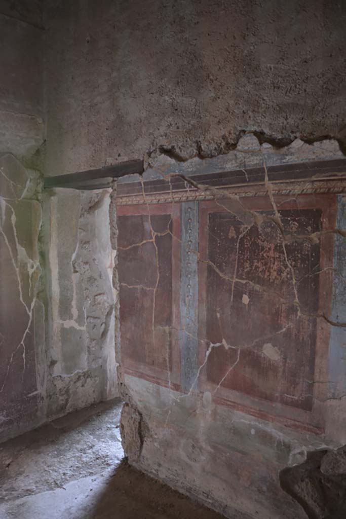 IX.14.4 Pompeii. September 2019.
Room 5, looking north along east wall towards doorway to room 3.
Foto Annette Haug, ERC Grant 681269 DÉCOR.