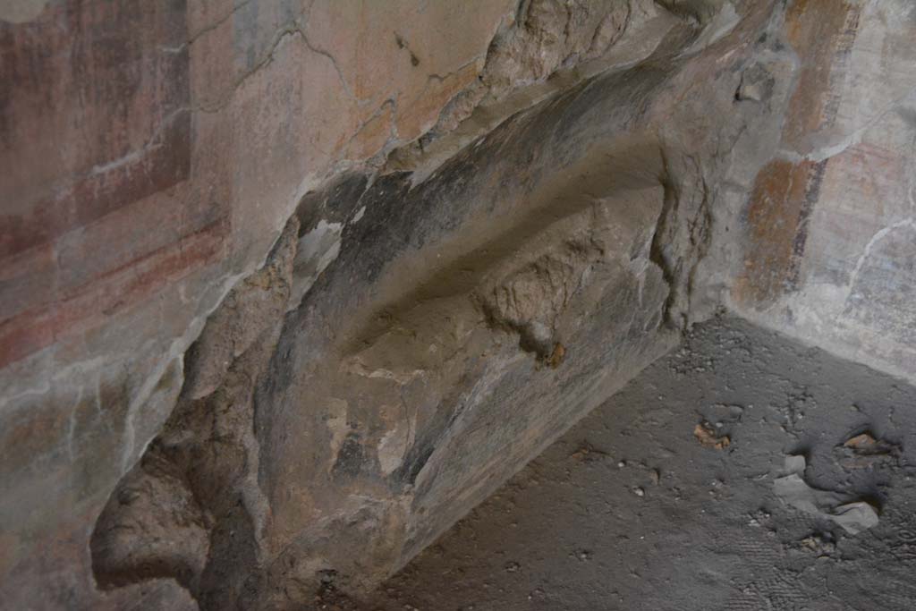 IX.14.4 Pompeii. September 2019. Room 5, bed recess below wall painting at south end of east wall.
Foto Annette Haug, ERC Grant 681269 DÉCOR.