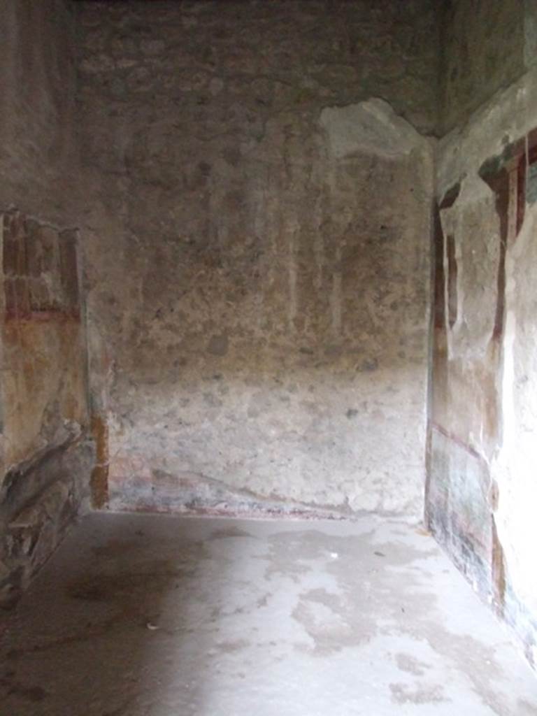 IX.14.4 Pompeii. December 2007.Room 5. Cubiculum in south- west corner, on west side of oecus. Looking south.See Schefold, K., 1962. Vergessenes Pompeji. Bern: Francke. (Taf.29 & 32 for west and east wall)
