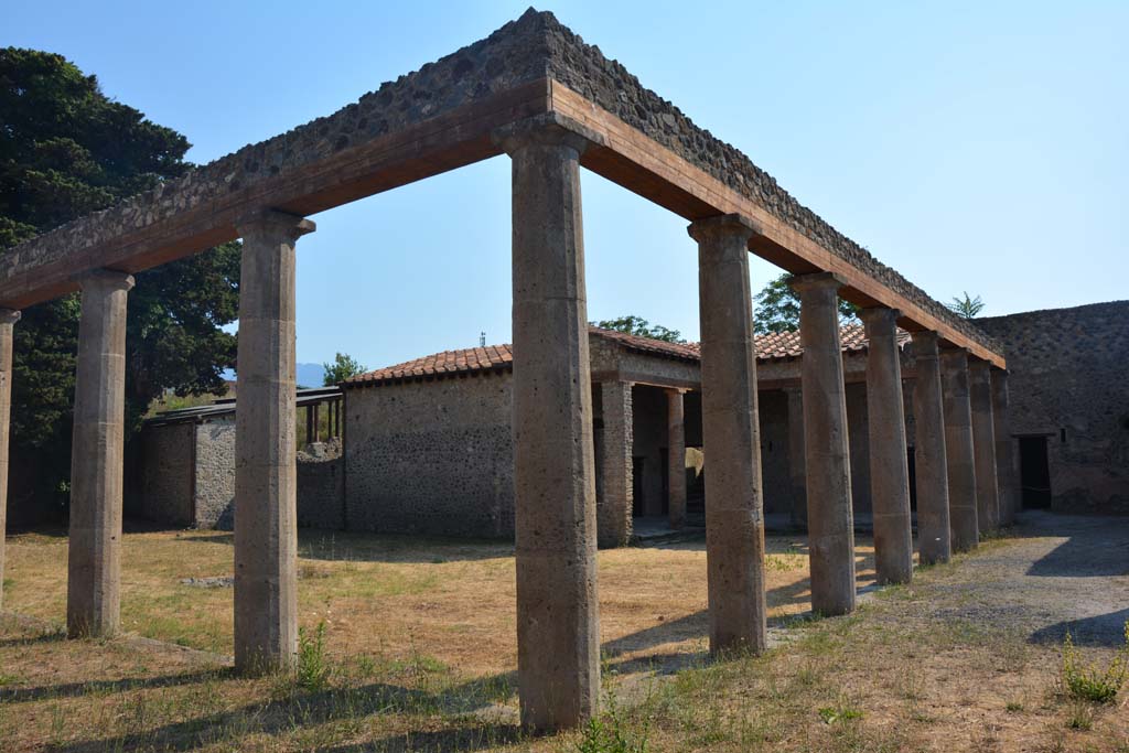 IX.14.4 Pompeii. July 2017. North-east corner of portico of peristyle.
Foto Annette Haug, ERC Grant 681269 DÉCOR.