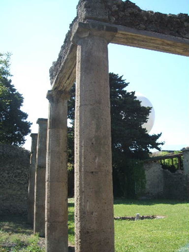 IX.14.4 Pompeii. May 2005. Looking south in Peristyle 1.
