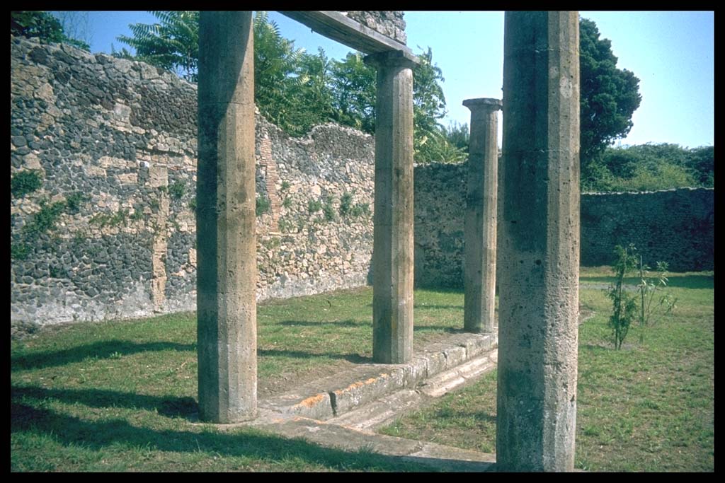 IX.14.4 Pompeii. Looking south along east portico of peristyle 1.
Photographed 1970-79 by Günther Einhorn, picture courtesy of his son Ralf Einhorn.