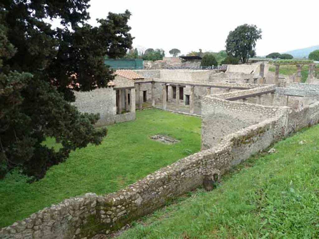 IX.14.4 Pompeii. May 2010. Looking north-west across garden area 2 to peristyle 1.