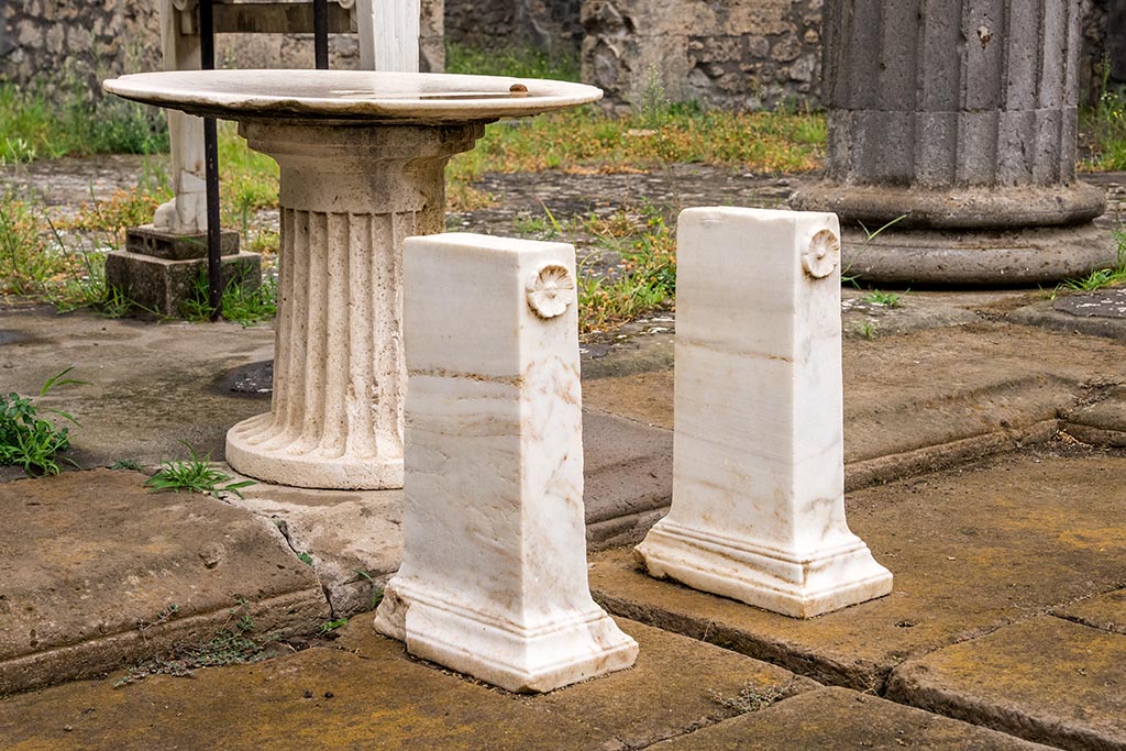 IX.14.4 Pompeii. July 2024. Circular marble fountain and detail of leg supports of a marble basin. Photo courtesy of Johannes Eber.