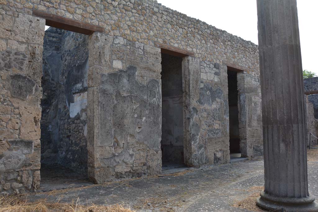 IX.14.4 Pompeii. September 2019. Looking south along east wall of atrium, with doorway to room C, on left.
Foto Annette Haug, ERC Grant 681269 DÉCOR.