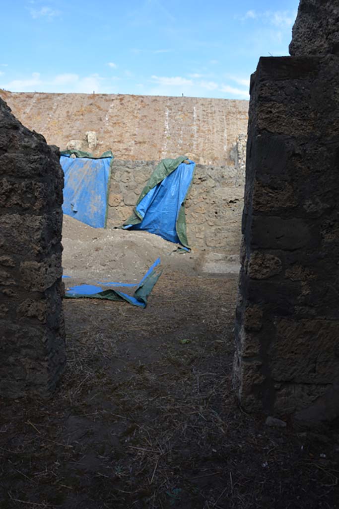IX.14.4 Pompeii. September 2019. Looking north through doorway from room C in to room D.
Foto Annette Haug, ERC Grant 681269 DÉCOR.