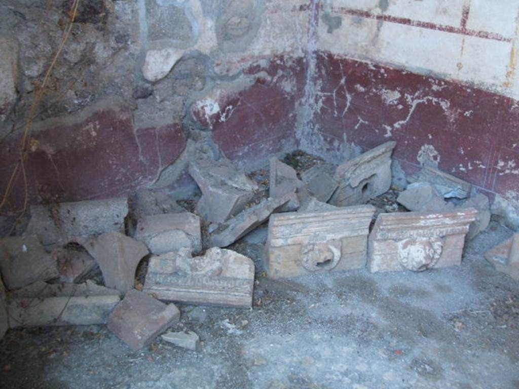 IX.14.4 Pompeii. May 2005. Room E on east side of atrium. Water spouts or grondaie in north-east corner.