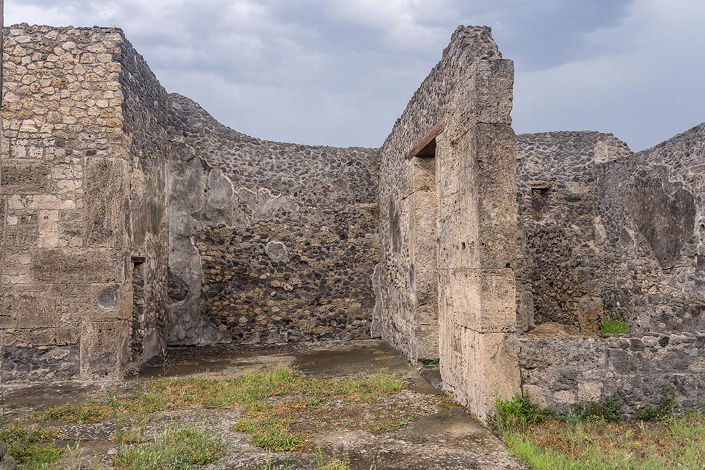IX.14.4 Pompeii. July 2024.
Looking east towards east ala G, from atrium, with small doorway from room F, on left. Photo courtesy of Johannes Eber.