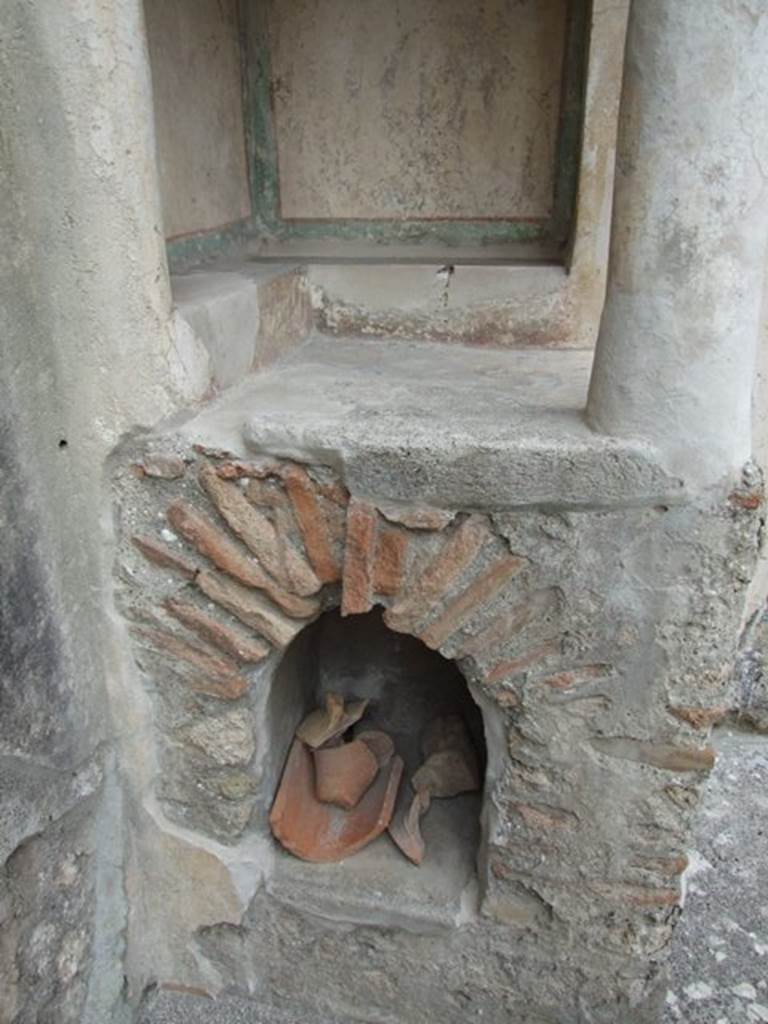 IX.14.4 Pompeii.  December 2007.  Household Lararium shrine 32. Lower half with niche.