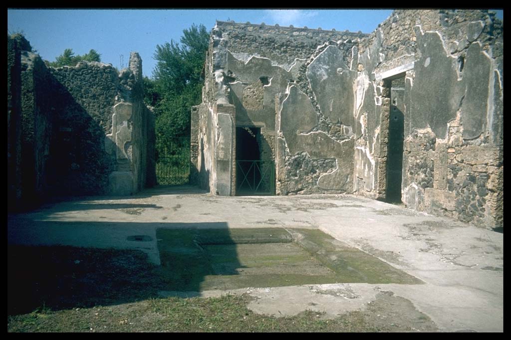 IX.14.4 Pompeii. North side of atrium 27 and the long fauces 28 of entrance IX.14.2.
Photographed 1970-79 by Günther Einhorn, picture courtesy of his son Ralf Einhorn.