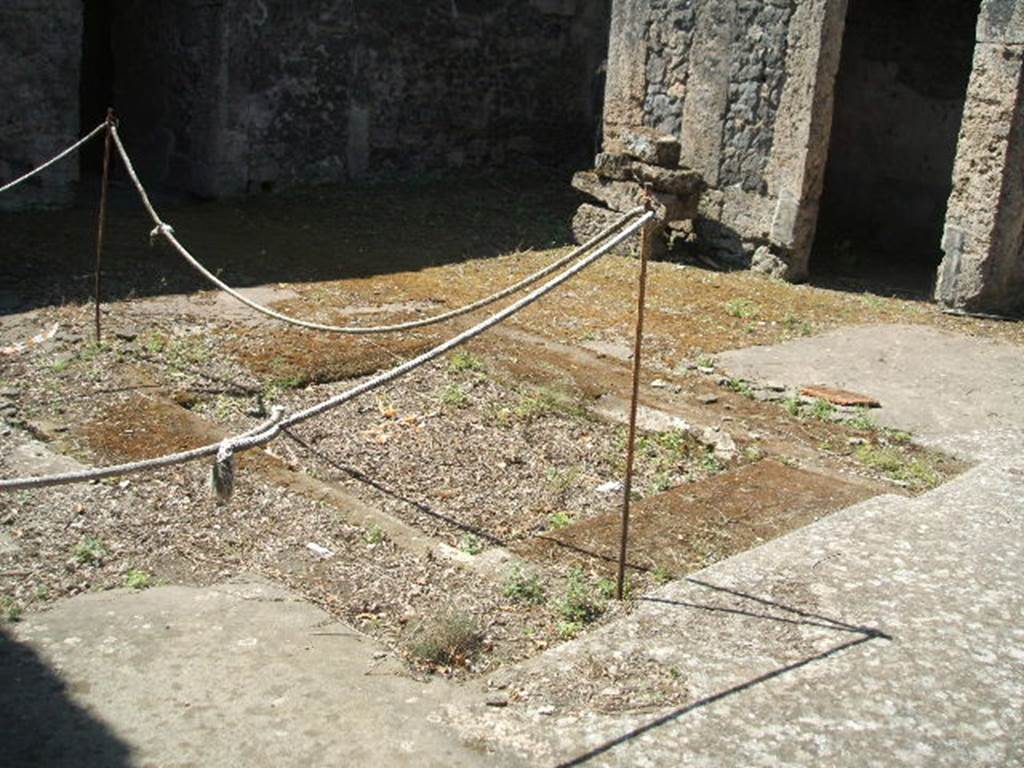 IX.14.4 Pompeii. May 2005. Room 27, impluvium of IX.14.2, looking south-west across secondary atrium.