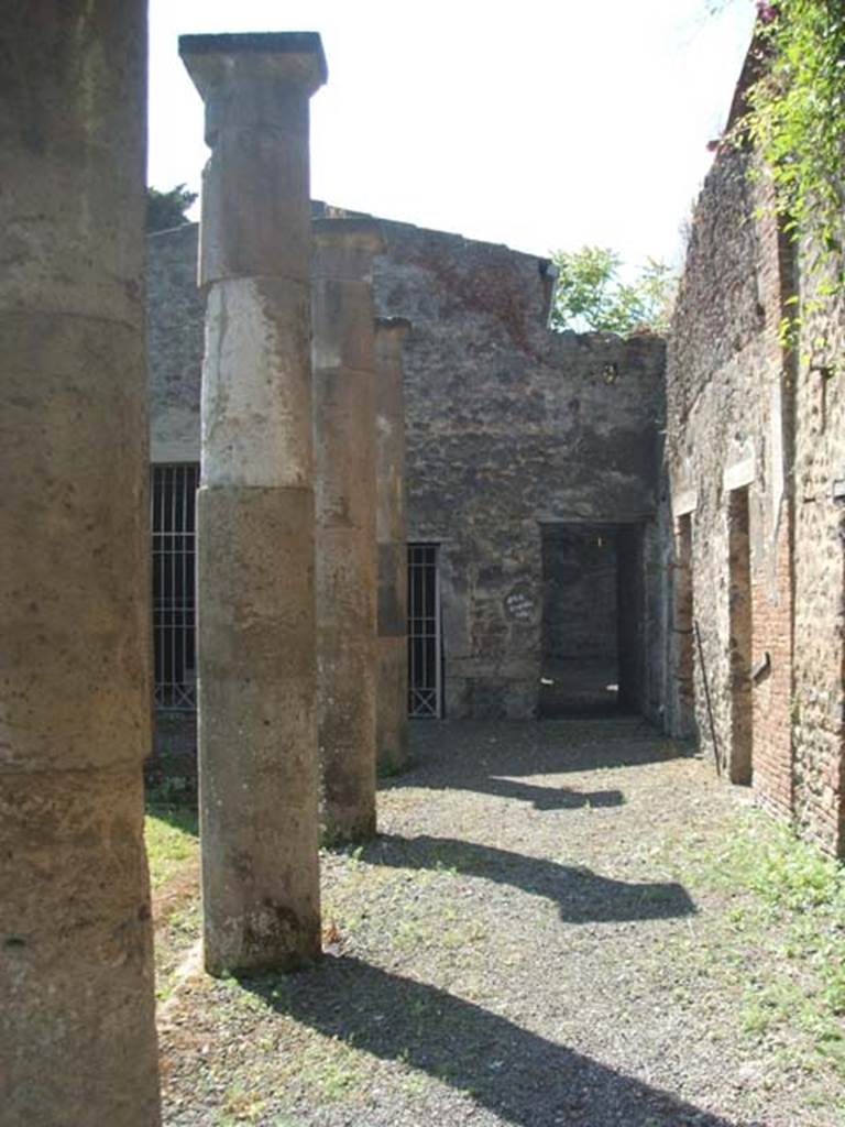 IX.14.4 Pompeii. May 2005. Looking south along west side of peristyle 1.
The doorways to rooms 12, 13, 14 and 15 can be seen on the right.
Corridor (r) is straight ahead, room 5 is to its left and room 3 is further to the left.
See Notizie degli Scavi, 1911, (plan on page 332).