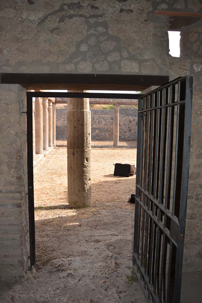 IX.14.4 Pompeii. September 2019.
Oecus 14, doorway onto west portico, looking east across peristyle.
Foto Annette Haug, ERC Grant 681269 DÉCOR.