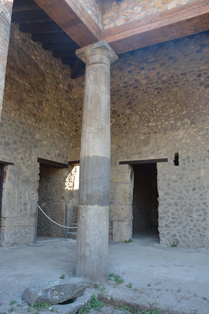 IX.14.4 Pompeii. July 2017.
South-west corner of peristyle, with corridor, steps and doorway to room 12, on west side.
Foto Annette Haug, ERC Grant 681269 DÉCOR.
