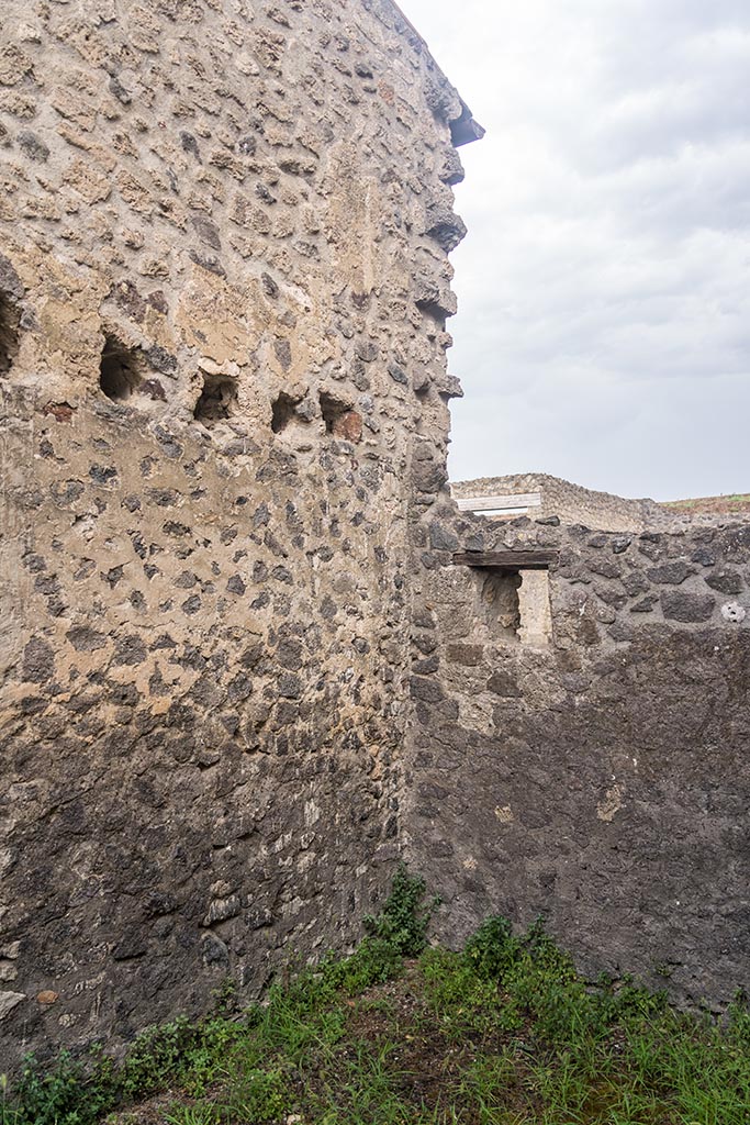 IX.14.4 Pompeii. July 2024.
Room 7, detail of north wall with an upper floor. Photo courtesy of Johannes Eber.