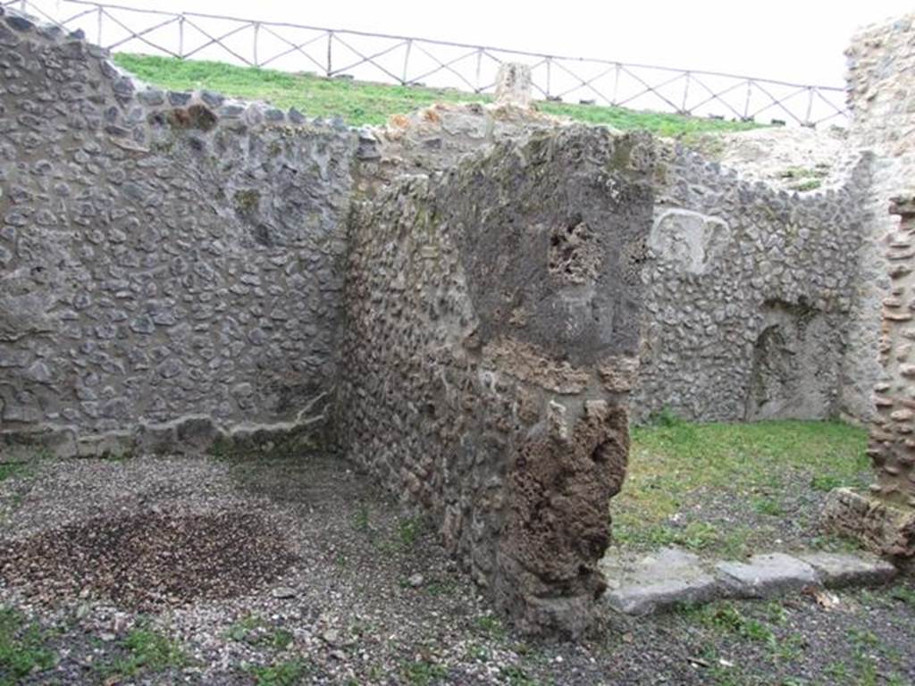 IX.14.4 Pompeii. December 2007. Rooms in south-west corner. Room 9 is on the left. The tufa threshold is corridor (l) leading to entrance IX.14.b (now blocked). On the right of this is room 10.