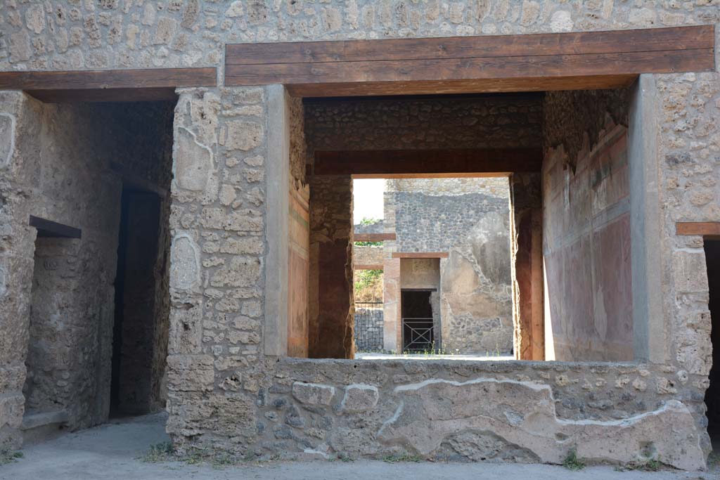 IX.14.4 Pompeii. July 2017.
Looking north through window from north portico into room 19, on the left is a corridor 44 leading to secondary atrium at IX.14.2.
Foto Annette Haug, ERC Grant 681269 DÉCOR.