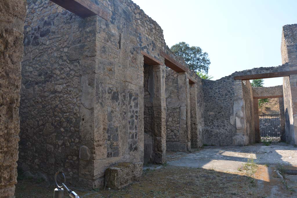 IX.14.4 Pompeii. July 2017.
Secondary atrium 27, looking north along west side with doorway to room 20, on left, followed by 21, 22 and 29.
Foto Annette Haug, ERC Grant 681269 DÉCOR.