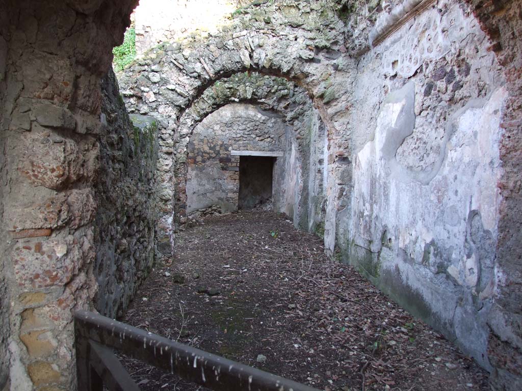 HGW24 Pompeii. December 2006. Looking east along the south side of the portico, into corridor/rooms.
(Villa Diomedes Project – area 46, from area 45).
(Fontaine, corridor/rooms 5a, from 5b).