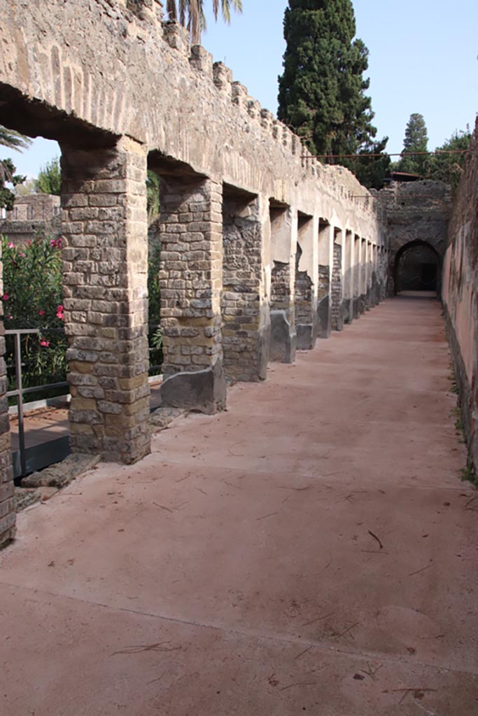 Villa of Diomedes, Pompeii. October 2023.
South portico, looking east from south-west corner. Photo courtesy of Klaus Heese.