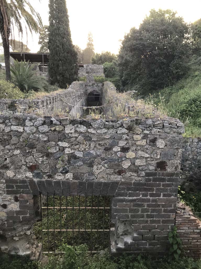 HGW24 Pompeii. April 2019.
Looking east along top of south portico, from south-west corner, with room 5,2, on right. Photo courtesy of Rick Bauer.