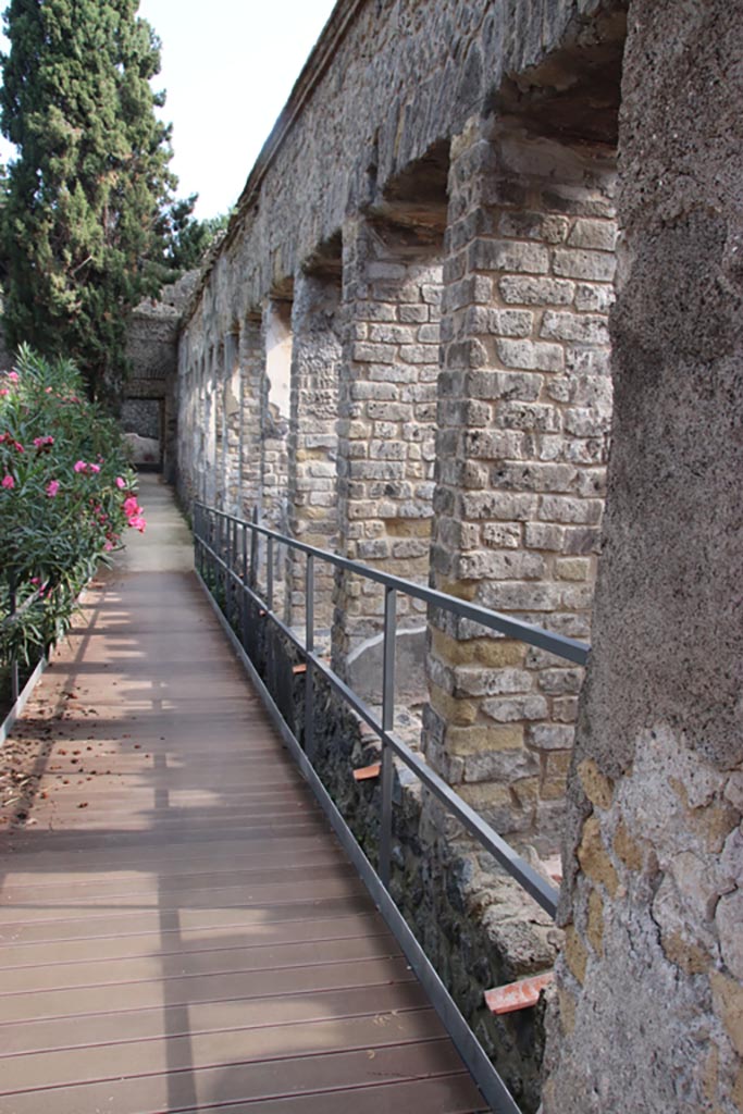 Villa of Diomedes, Pompeii. October 2023.
South portico, looking east along garden side, from south-west corner. Photo courtesy of Klaus Heese.