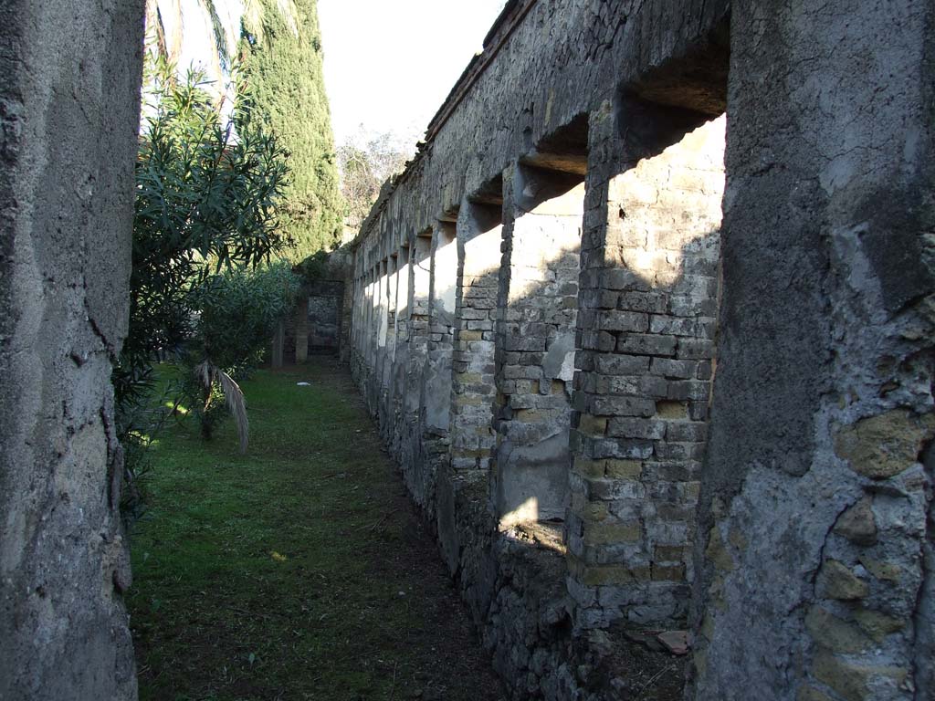 HGW24 Pompeii. December 2006. Looking east along garden side of south portico, from south-west corner.
(Villa Diomedes Project – area 91, looking east along garden side of south portico 63.)
(Fontaine, 5b).