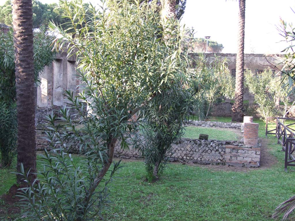 HGW24 Pompeii. December 2006. Garden pergola, from south portico.