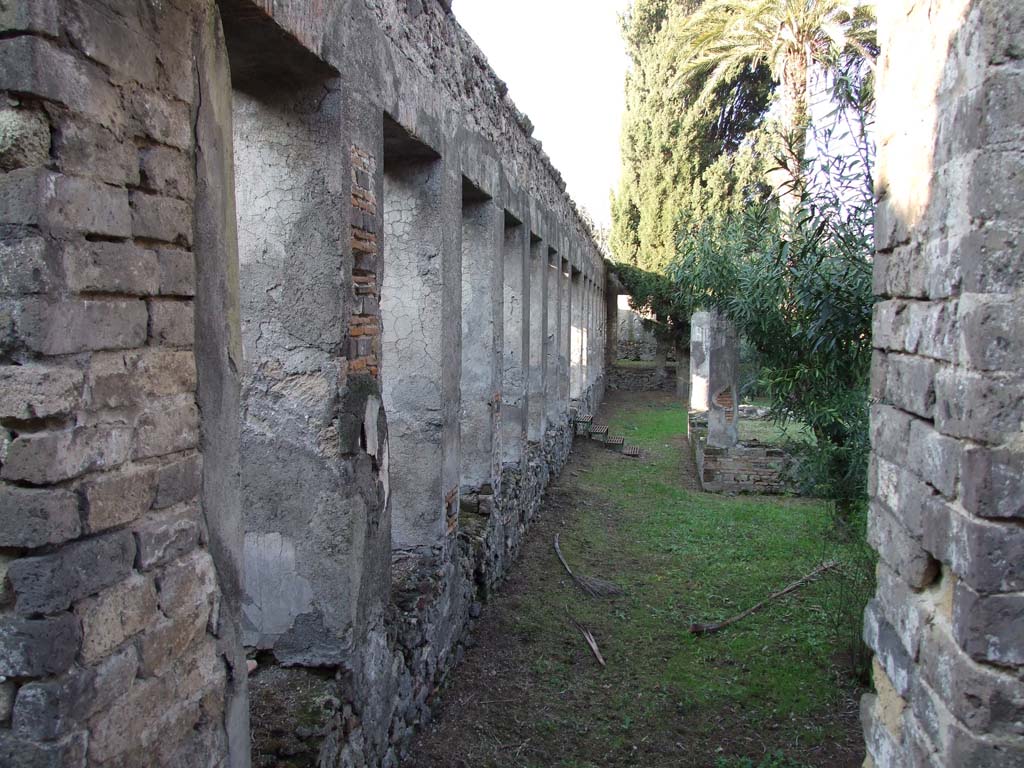HGW24 Pompeii. December 2006. Looking north along garden side of west portico, from south-west corner.
(Villa Diomedes Project – area 91, looking north along garden side of west portico 63.)
(Fontaine, 5c).