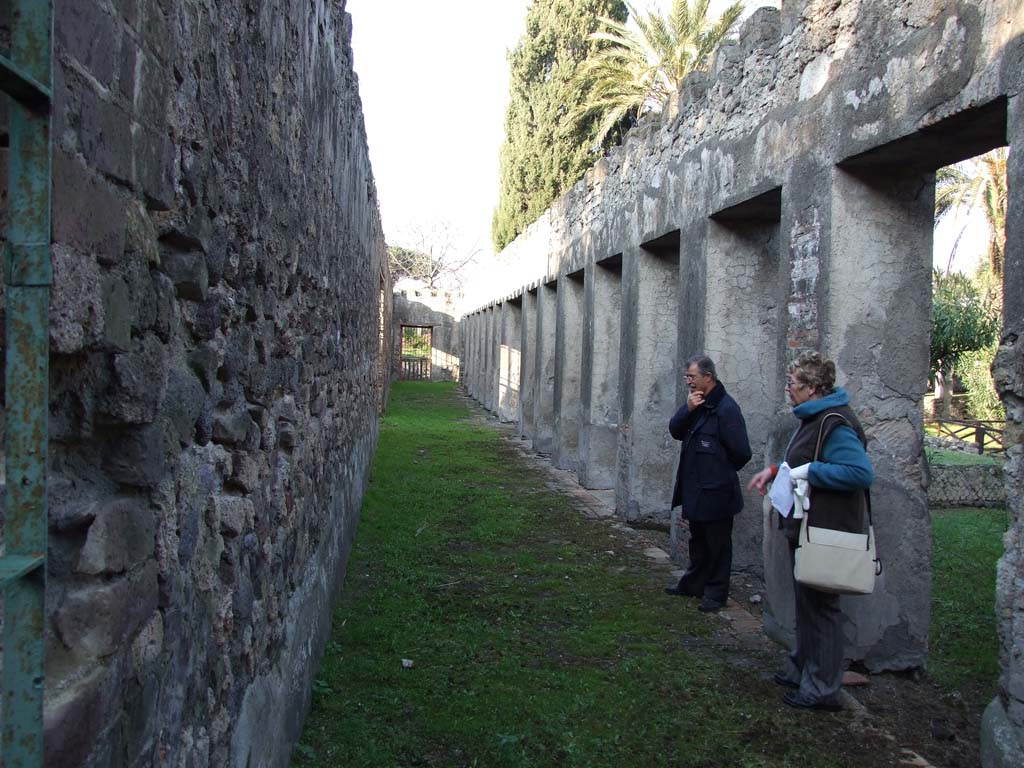 HGW24 Pompeii. December 2006. Looking north along west portico.
(Villa Diomedes Project –area 63, west portico).
(Fontaine, 5c).