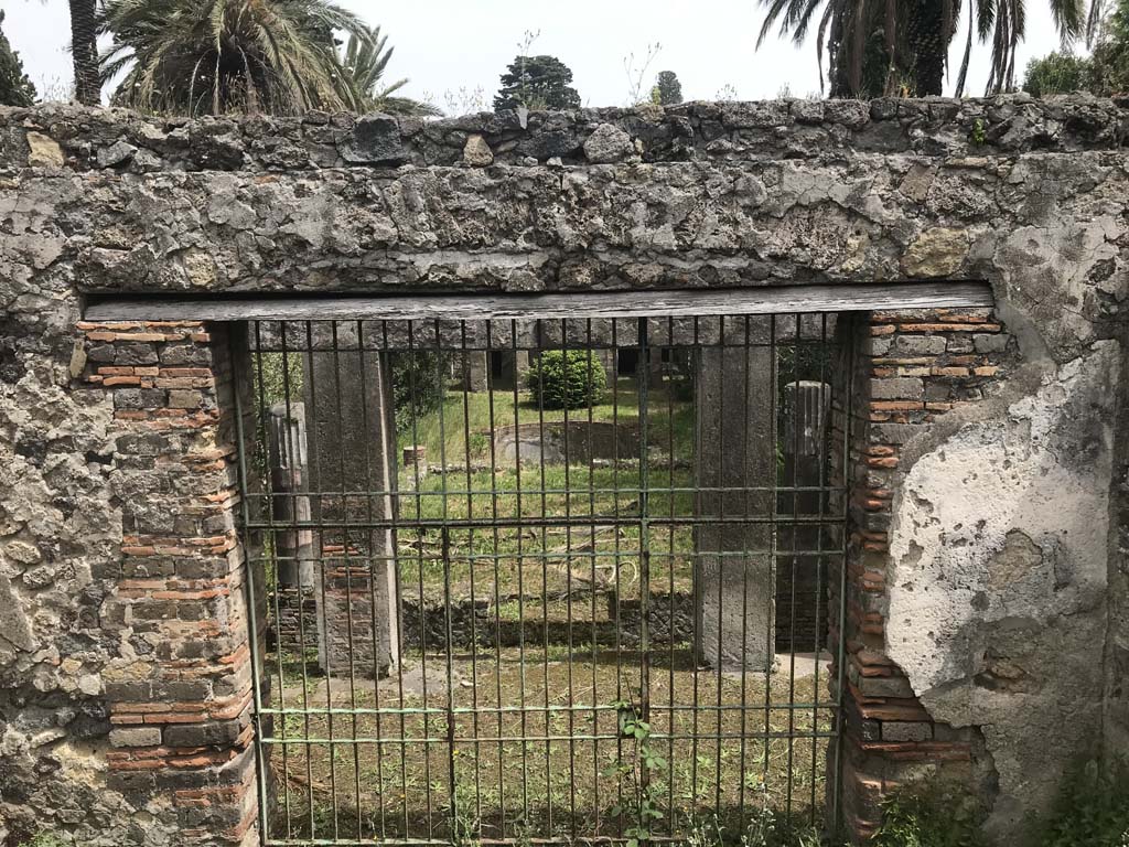HGW24 Pompeii. April 2019. Looking east across garden from gate in centre of west wall.
Photo courtesy of Rick Bauer.