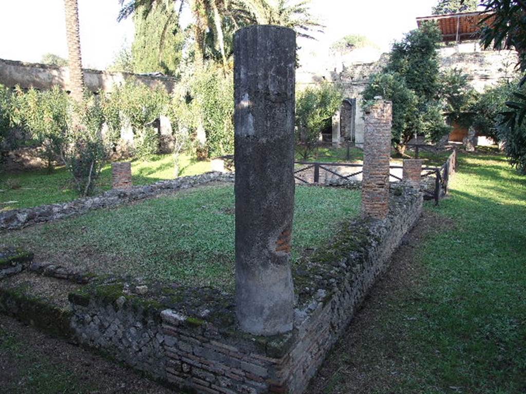 HGW24 Pompeii. December 2006. Garden pergola, at the rear of the large apsed pool, seen from west portico.
According to Soprano –
Ubicazione: giardino.
Bibliog. Maiuri-Pane, Monumenti italiani editi a cura dell’ Accad. Dei Lincei, Serie II, fasc. I, p. 46, tav.14;
Fiorelli, op. c., p. 142;
Niccolini, II, p.12;
Overbeck-Mau, p.375.
Nel giardino, su di un vasto podio rettangolare, s’innalzano colonne destinate a sostenere un pergolato che dava ombra a letti tricliniari di legno.
Sull’ asse del podio si apre una ampia e profonda piscina con nicchie.
See Soprano, P. (1950). I triclini all’aperto di Pompei. (In Pompeiana, raccolta di studi per il secondo centenario degli scavi di Pompei. Napoli, Gaetano Macchiaroli, Editore, p.308, no.35.