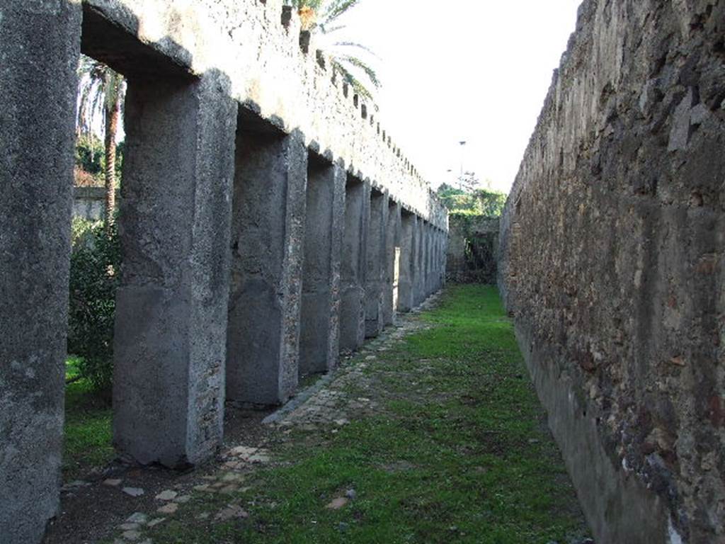 HGW24 Pompeii. December 2006. Looking south along the west portico towards the south-west corner.
There would have been a turret in both the south-west and north-west corners of the peristyle.
Both of these turrets would have given a magnificent view of the sea.
(Fontaine, from near 5,2b, near west wall of garden peristyle).
Nos 9, 10, from the plan by La Vega, would have been found in this level of the west portico.
No.11, from the plan by La Vega, was found just outside the west wall, on the right.
PAH, addendum, p.120 – 121, (See No.9 below, on plan by La Vega).