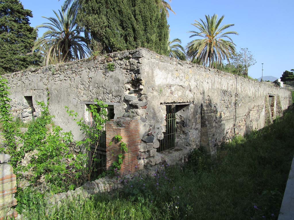 HGW24 Pompeii. April 2019. Exterior of tower/turret room in north-west corner, and looking south along west exterior side.
Photo courtesy of Rick Bauer.