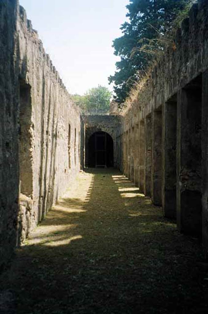 HGW24 Pompeii. July 2010. Looking east along north portico from north-west corner.
Photo courtesy of Rick Bauer.
(Fontaine, portico 5d).