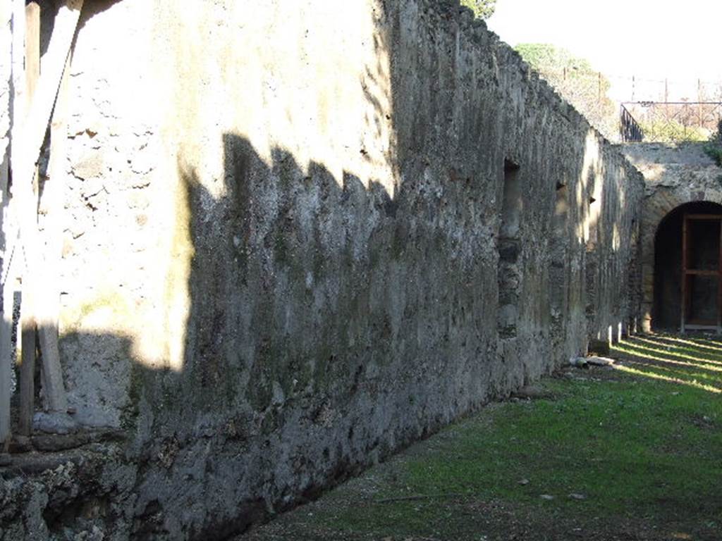 HGW24 Pompeii. December 2006. Looking east along north wall of the north portico.
According to the plan by La Vega, nos. 61, 63 and 64 were all found on the exterior side of this north wall.
(Fontaine, portico 5d, north side of north portico).