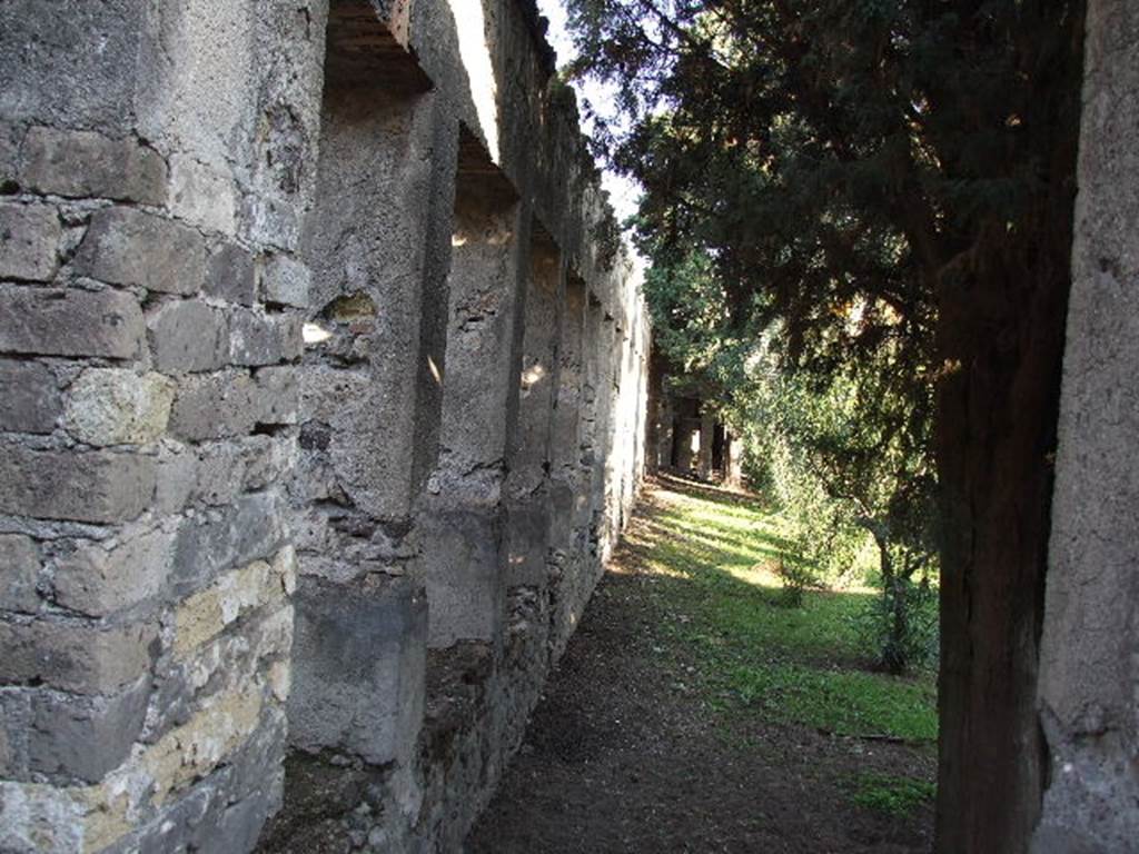 HGW24 Pompeii. December 2006. Looking east along the interior garden side of north portico, from the north-west corner