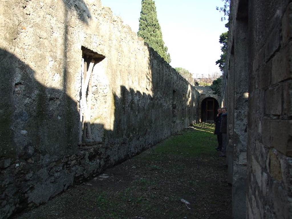 HGW24 Pompeii. December 2006. Looking east along the north portico.
(Fontaine, north portico, 5d).