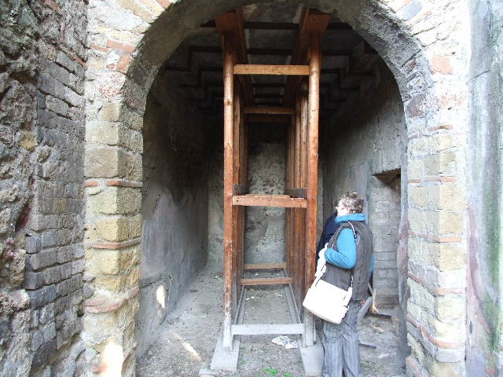HGW24 Pompeii. December 2006.
Room at east end of north portico. On the right is a doorway with steps leading down to east portico.
(Villa Diomedes Project – area 59).
(Fontaine, room 5d, at east end of north garden portico).