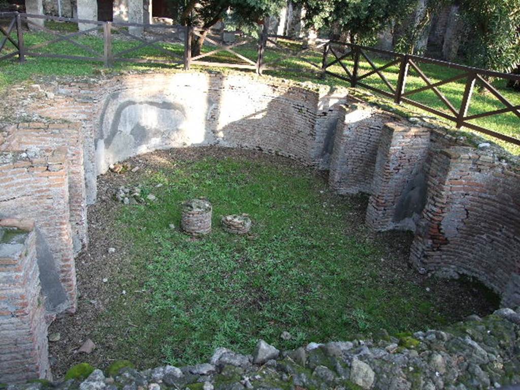 HGW24 Pompeii. December 2006. Pool showing bays in walls and curved end.
From PAH, 1,1, p. 257, dated 17th August 1771, (and addendum p.122 and p.157): (See No. 15 on the plan by La Vega).
We have worked in the garden of the building outside of the Gate, and have found a well-preserved fish-pond, all of masonry nearly entirely embedded in the soil, with all its pipes all around, where the mouthpieces of the corresponding jets remained, but nothing precious was found.
It was curious to see the well-preserved carbonised trees in the same garden; from which you can refer to the arrangement by which they were planted, and all returned to the earth.