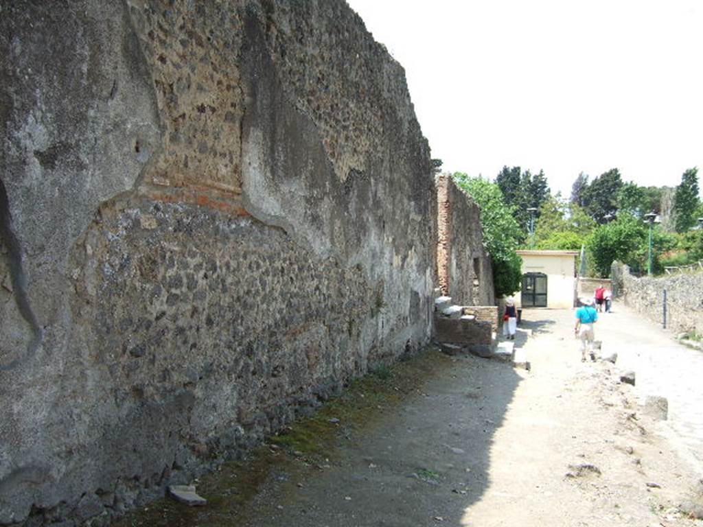 HGW24 Pompeii. May 2006. Via dei Sepolcri looking north to steps of entrance.
Just beyond is the doorway of entrance HGW25.
On the other side of the roadway, on the right of the photo, no. 97 and 91 from the La Vega plan were found.