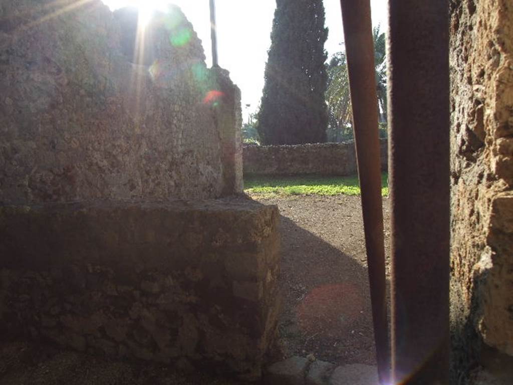 HGW24 Pompeii. December 2006. Looking west from room in south-west corner of peristyle, through doorway into room (triclinium?) overlooking terrace.

