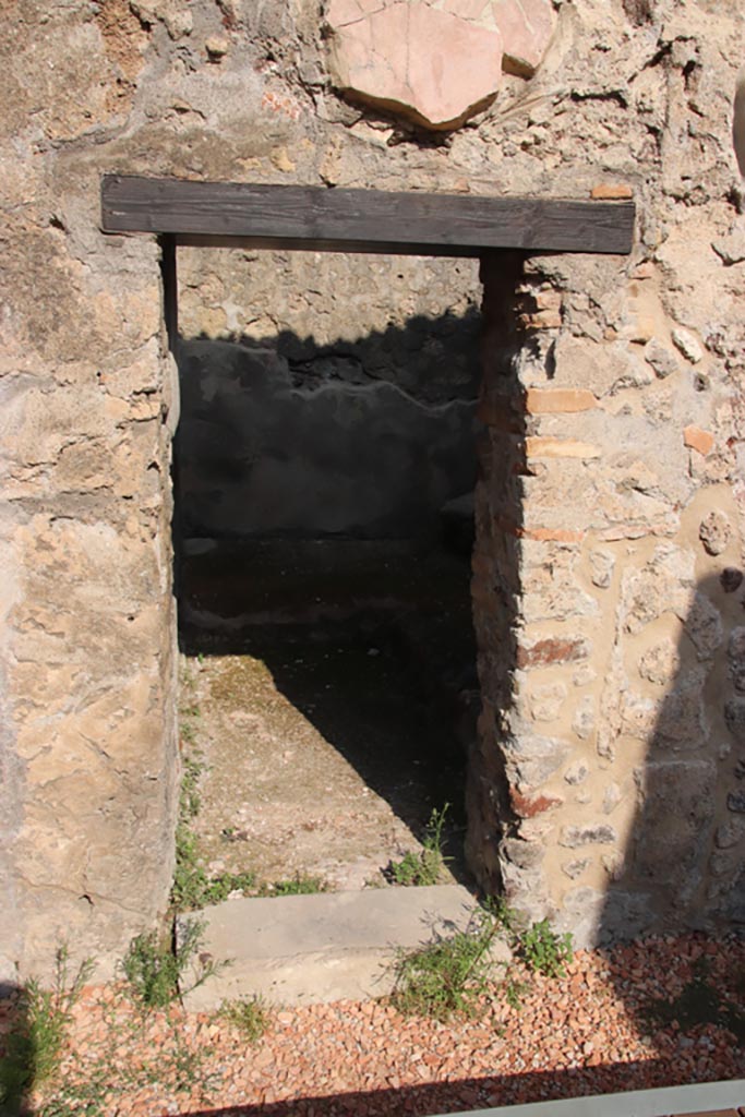 HGW24 Pompeii. Villa of Diomedes. October 2023.
Doorway to room on north side of peristyle. Photo courtesy of Klaus Heese.
(Fontaine – 2,1)