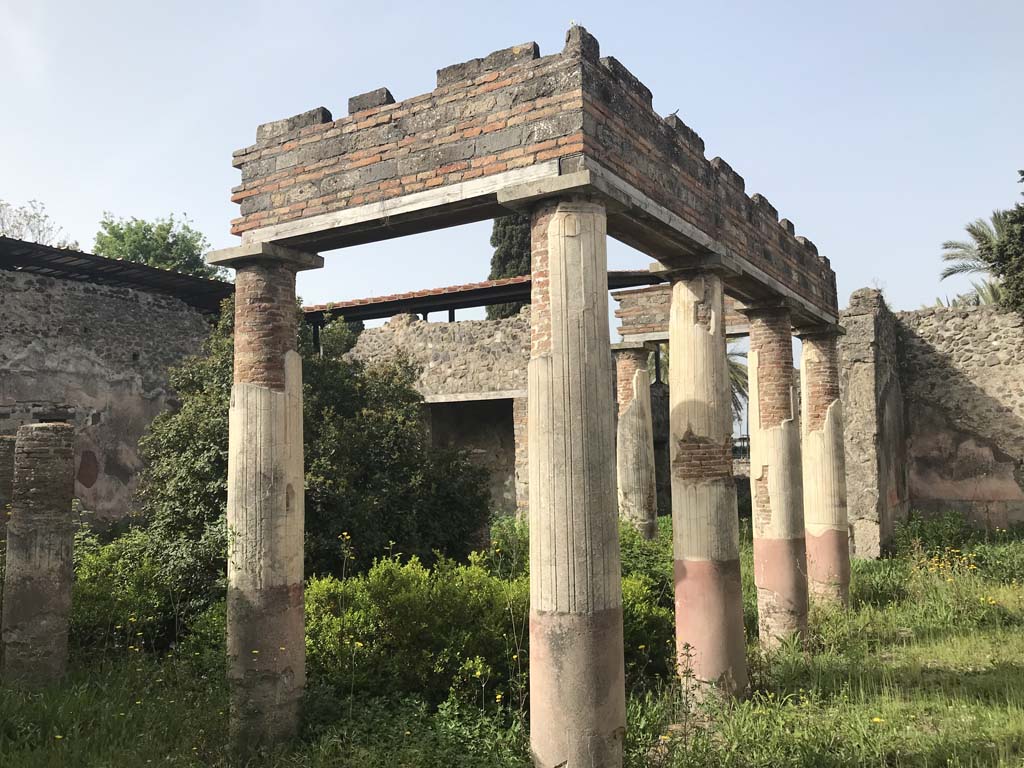 HGW24 Pompeii. April 2019. Looking west across north side of peristyle.
On the right would be the ala, Fontaine’s room 2,3 in the north-west corner of portico.
On the La Vega plan, no.28 would have been found there, see photo below.
Photo courtesy of Rick Bauer.