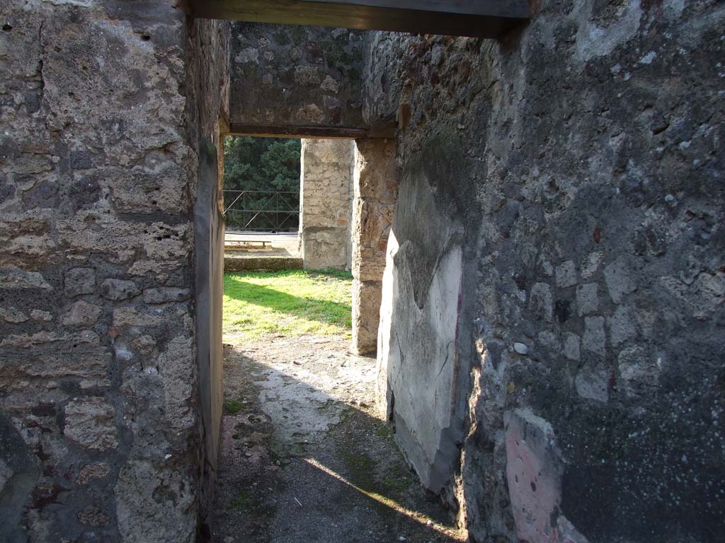 HGW24 Pompeii. December 2006. North side of peristyle, looking west along corridor towards terrace.
On the La Vega plan, no.28 would have been placed in the lower left of the photo.
(Villa Diomedes Project – area 23).
(Fontaine, room 2,3 (ala) in north-west corner of portico).
No.31 was found at the end of this corridor, approximately at the start of the green grass in the photo.
(Villa Diomedes Project – area 33).
(Fontaine, west end of corridor 2.4, onto terrace).